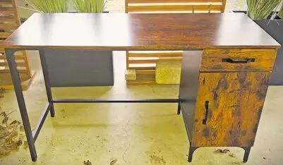 Verkaufe Schreibtisch im angesagten Industrial-Look. Er besteht aus einer Tischplatte in Holzoptik (vintagebraun) u. einem stabi