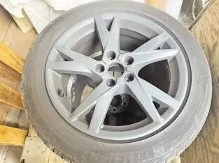 dunkelgrau lackiert, 7,5x17 ET38. Es sind noch Sommerreifen drauf, Goodyear 225/50/R17 98 V mit 5 mm Profil, die noch ein oder z