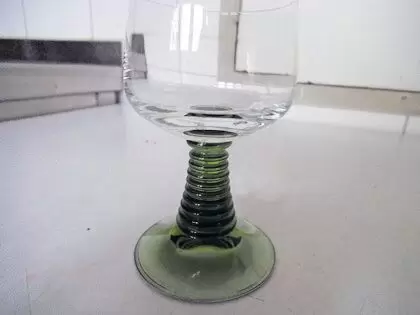 Biete ca 150 kleine Weingläser ( Römer ) Stück € 50 cent Lu 01719913619