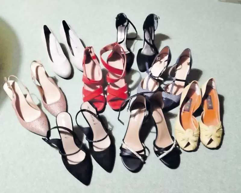 11254225_10_1 Die Kleidung ist in Größe 40 und die Schuhe in Größe 39. Alles ist sehr gut erhalten. Anschauen lohnt sich!