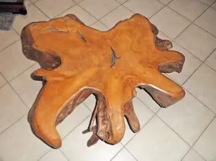 massiver, sehr schöner Wurzeltisch aus hellem Holz. Durchmesser 90 cm x 90 cm, Höhe 40 cm. Keine Beschädigungen vorhanden. VHS 1
