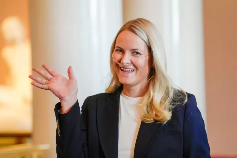 Mette-Marit mit Sauerstoffgerät bei offiziellem Termin