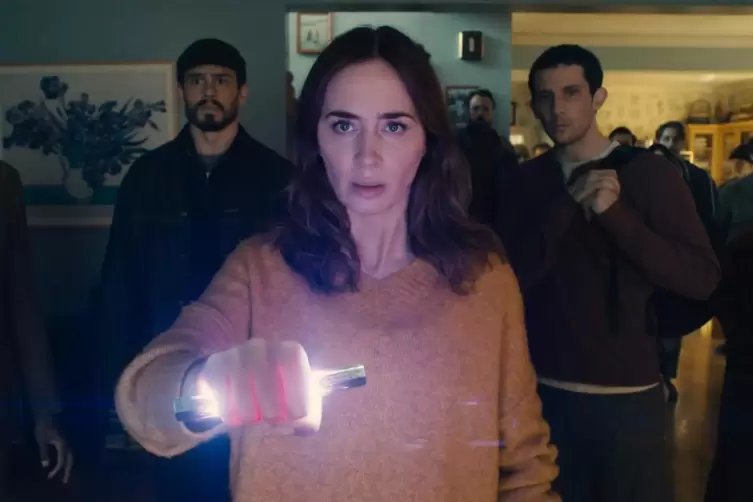 Unheimlich: Meteorologin Margaret Fairchild (Emily Blunt) und Cybersicherheitsexperte Daniel Kellner (Josh O’Connor, re) geraten