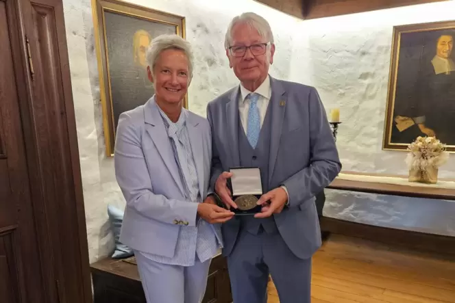 Oberbürgermeisterin Beate Kimmel überreicht ihrem Vorgänger Klaus Weichel das Barbarossasiegel.