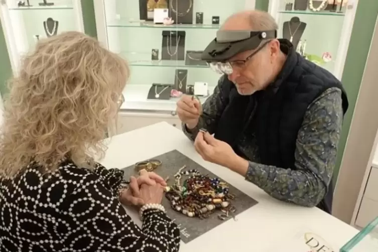 Artefact Schmuck in Neustadt und Landau bietet den Ankauf von Gold, Silber, Altgold und Zahngold mit persönlicher Beratung an.