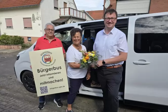 Der erste Fahrgast des Bürgerbusses ist Marianne Westrich (Mitte). Bürgermeister Patrick Sema (rechts) und Fahrer Walter Arzt be
