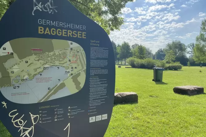 Der Baggersee in Germersheim. Auf dem Plan ist ersichtlich, wo gegrillt werden darf und wo nicht. Bloß interessiert es niemanden