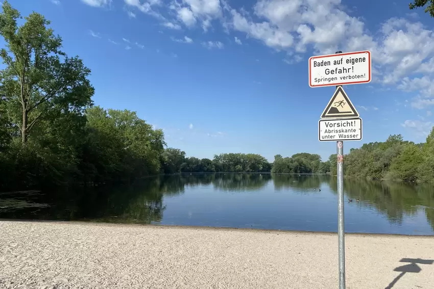 Eine Überwachung für Badegäste gibt es nicht. Ein Schild weist darauf hin.