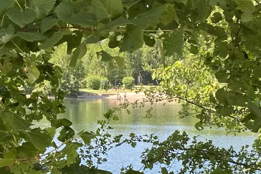 Einige wenige Badegäste treibt es dennoch ins Wasser.