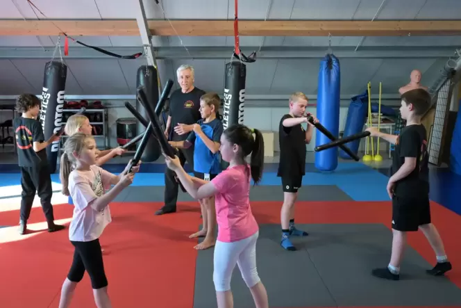 Schulung für die Jüngsten: Udo Müller gibt im eigenen Sportstudio in Berghausen sein Wissen weiter.