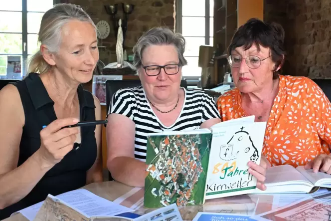 Eva Muffang, Christine Dawson-Erasmy und Karin Anthes-Seifert (von links) waren von Seiten des Heimat- und Kulturvereins und der