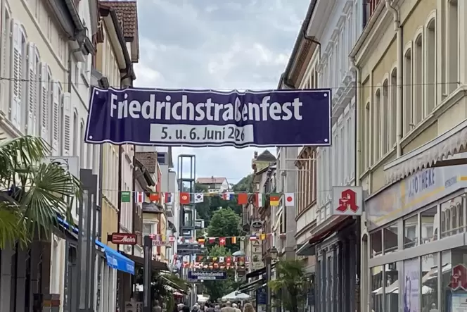 Die Friedrichstraße ist schon dekoriert.