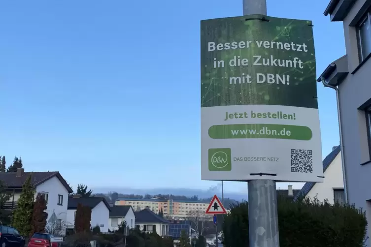 Intensiv beworben: Zeitweise war Gr&uuml;nstadt &uuml;bers&auml;t mit Plakaten des Glasfaser-Anbieters DBN. 