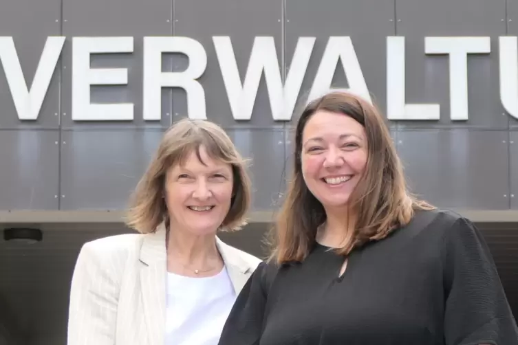 Jugendamtsleiteirn Heike Frey (links) und Referatsleiterin Melanie Gebhardt sind zufrieden mit der Zusammenarbeit mit den Kinder