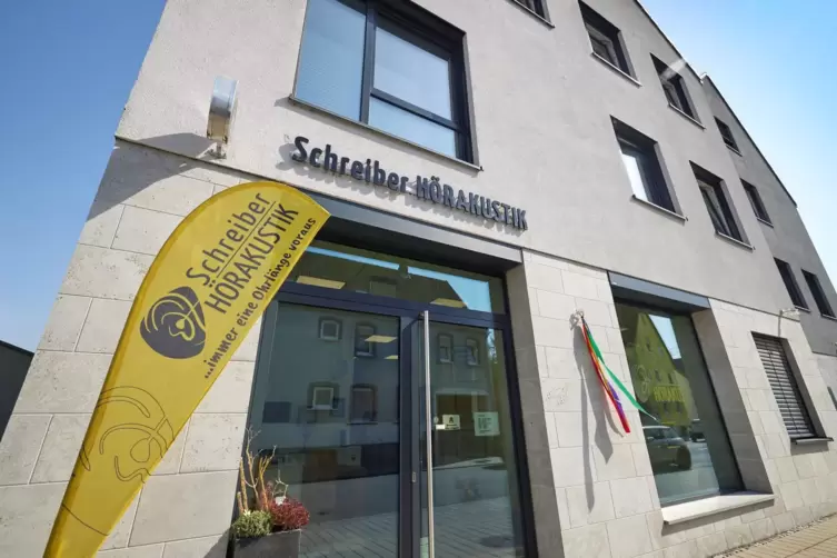 Heike Schreiber von H&ouml;rakustik Schreiber in Mutterstadt ber&auml;t zu modernen H&ouml;rger&auml;ten und individuellen H&ouml;rl&ouml;sungen.