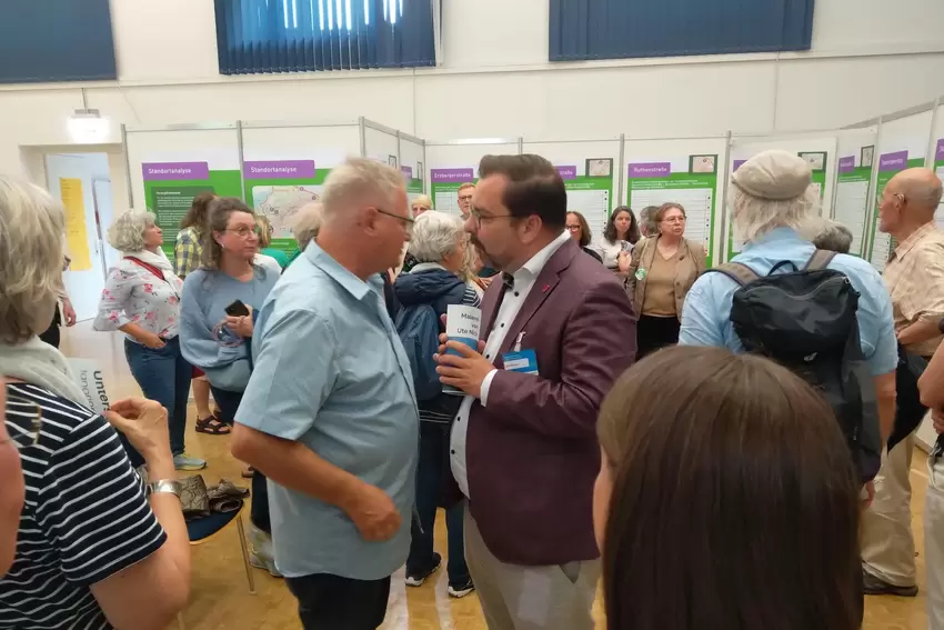 Dezernent Lars Pletscher (Mitte rechts) musste viele Fragen beantworten.
