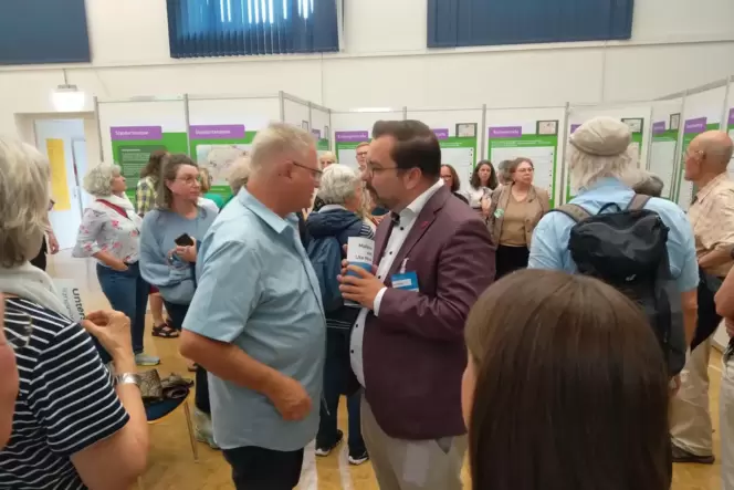 Dezernent Lars Pletscher (Mitte rechts) musste viele Fragen beantworten.