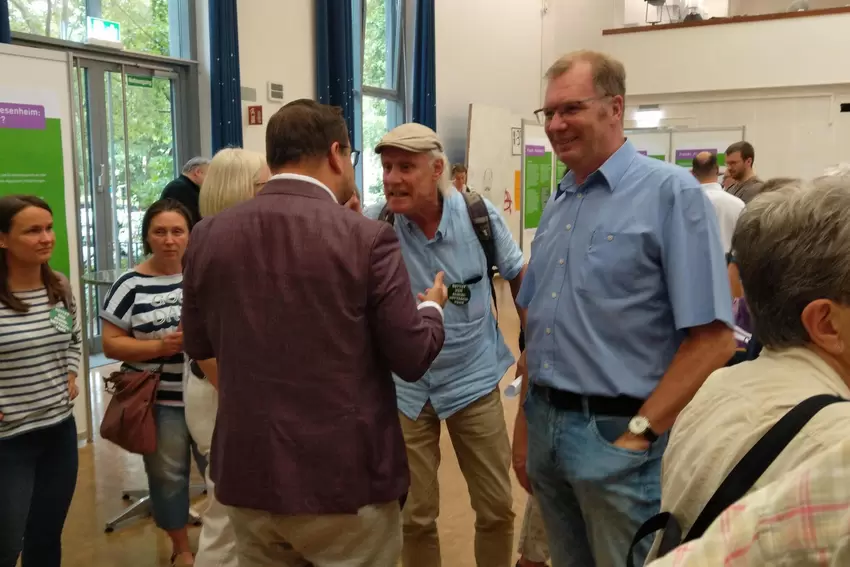Beigeordneter Pletscher (rotes Jackett) und Ortsvorsteher Ralle (blaues Hemd) mischten sich unters Publikum.