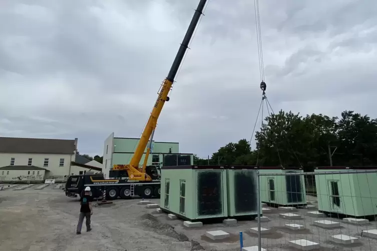 Dienstags und donnerstags werden die Container mit einem Kran aufgestellt.