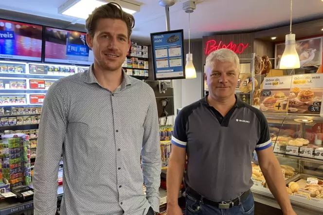Pächter Andreas Gusenbauer (links) mit Christian Strasser im Tankstellenshop in Freinsheim.