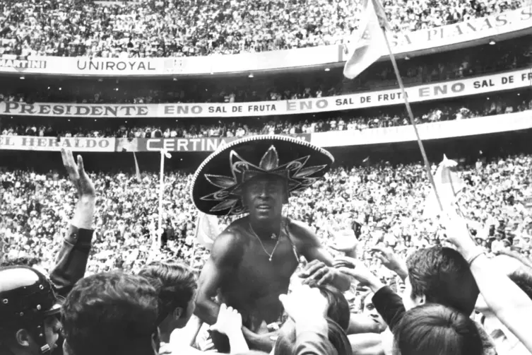 Fans tragen Pele zur Siegerehrung