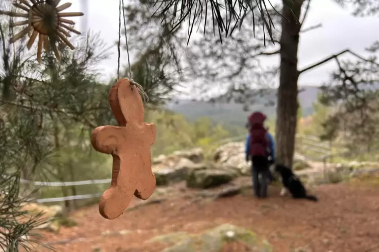 Weihnachtliche Stimmung auch in den warmen Monaten, gibt es am Christkindlfelsen. 
