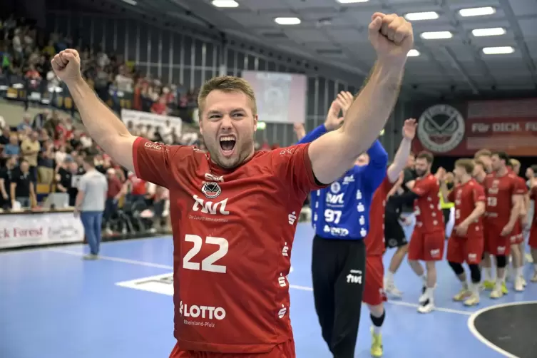 Yeah! Kilian Schwarzer jubelt nach dem knappen Sieg im Abstiegsduell gegen Ferndorf.