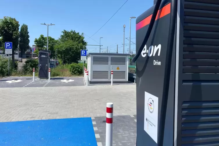 Daneben hat EON Schnelllades&auml;ulen f&uuml;r E-Autos installiert. 
