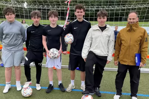 Fünf DFB-Juniorcoaches des Hofenfels-Gymnasiums – von links Sebastian Becker, Luca Lefebre, Henri Gergs, Lukas Röser und Emil Se