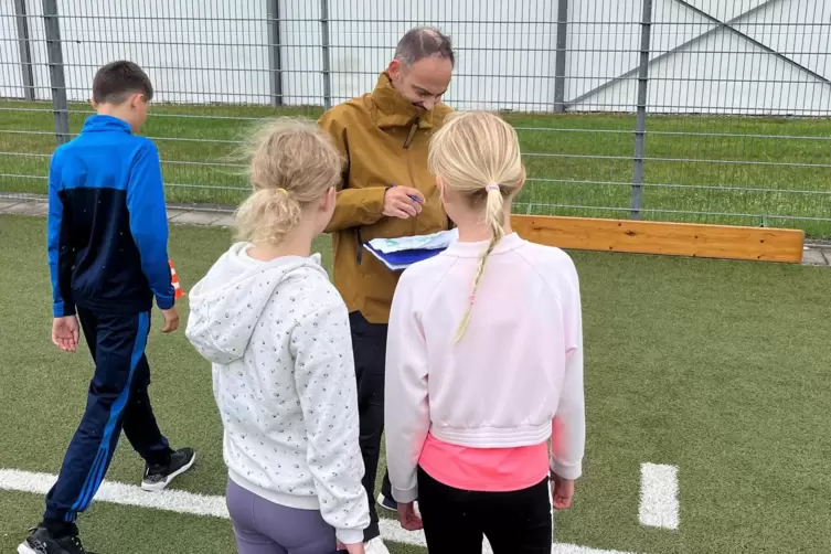 Lehrer Jens Mildenberger vom Zweibr&uuml;cker Hofenfels-Gymnasium nimmt an einer Station im Westpfalzstadion Sch&uuml;lern das DFB-Paule-S