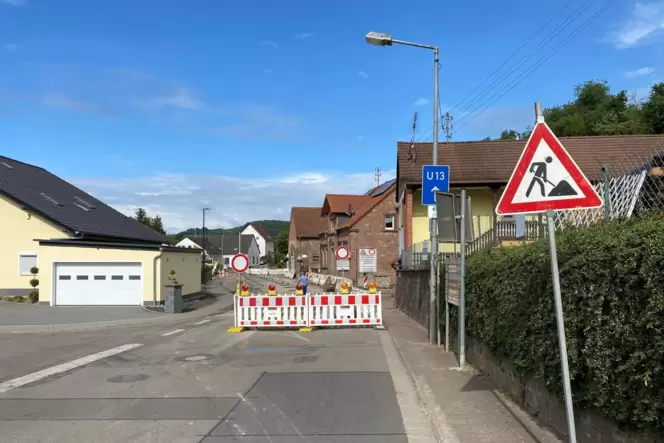 Wer von Niedermohr nach Glan-Münchweiler fahren möchte, muss links abbiegen und die Umleitung über die Luitpoldstraße nehmen.
