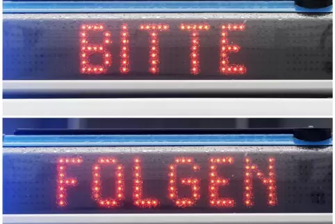 Als der Motorradfahrer den Streifenwagen bemerkte, wendete er über den Gehweg und fuhr davon. 