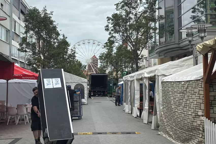 Vor dem Wormser Tor winkt schon das Riesenrad.