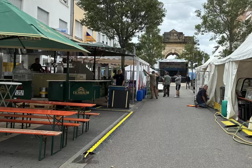 Darf auf keinem Stadtfest fehlen: der Getränkestand. Im Hintergrund steht die Mexia-Bühne vor dem Speyerer Tor.
