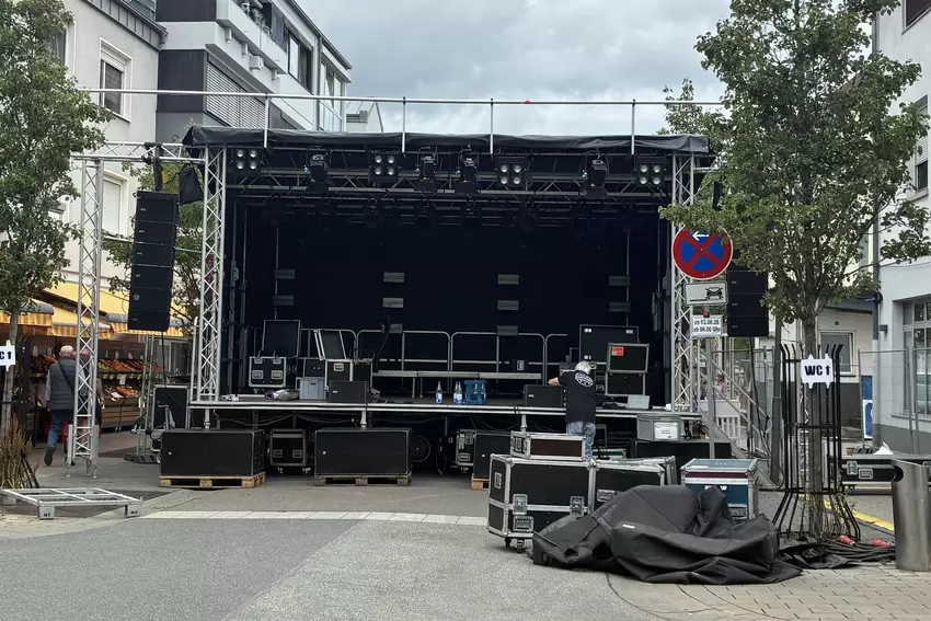 Noch stehen nur Equipment-Kisten auf der Bühne – ab Donnerstag dann die Bands. Rund 50 Bands und Künstler sind für das Strohhutf