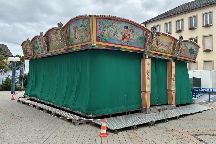 Was sich hier wohl verbirgt? Die kleinen Strohhutfestbesucher werden es am Donnerstag erfahren, wenn sie das Kinderstrohhutfest