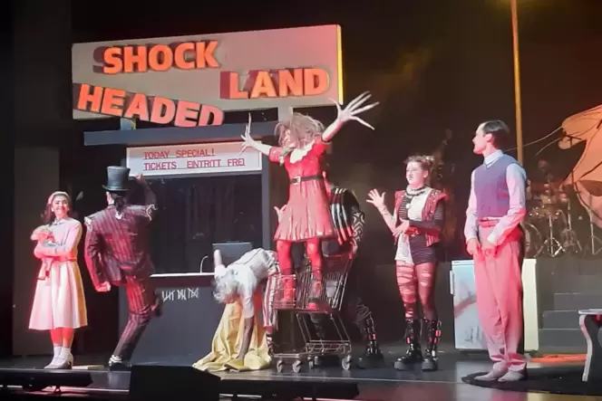 Ein Spießerpaar mit überzogenen Erwartungen ans Familienleben trifft auf das Chaos: Struwwelpeter (Mitte) rockt die Bühne.