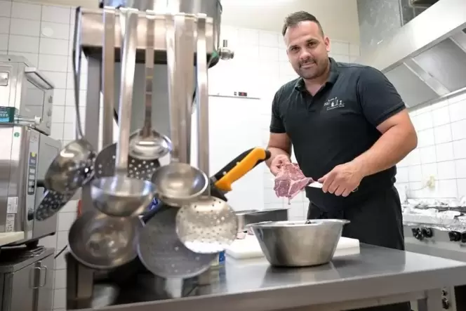 Setzt auf regionale Produkte: Gabriel Platz, hier in der Küche.