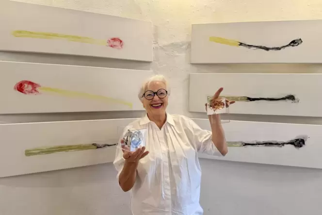 Ein Streichholz zu ihren Füßen hat Irmgard von Mühlenfels inspiriert – und findet sich jetzt symbolträchtig auf ihren Bildern wi