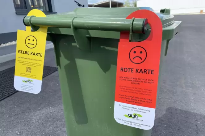 An Biotonnen werden rote oder gelbe Karten gehängt, wenn sich darin falsch einsortierter Müll befindet.