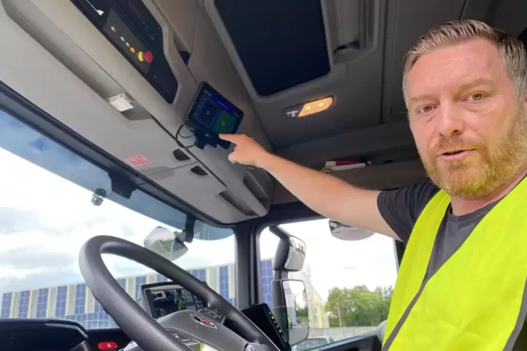 Fahrer Eugen Schaible meldet den Sortierfehler an den AWB weiter. Dadurch wei&szlig; man beim n&auml;chsten Mal, bei welcher Tonne es Probl