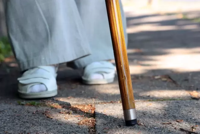 Die Füße bleiben am Boden, obwohl man weiterlaufen möchte. Das für die Parkinson-Krankheit typische Freezing kann wenige Sekunde