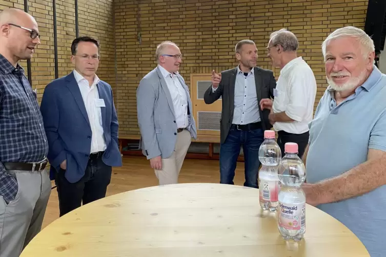 Der Rheing&ouml;nheimer Ortsvorsteher Wilhelm Wi&szlig;mann (rechts) war &uuml;berrascht &uuml;ber das gro&szlig;e Interesse am Projekt Pfalztram. 