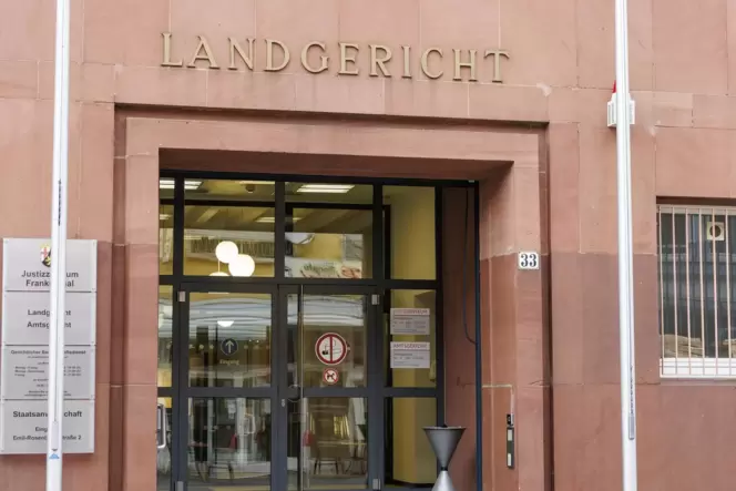Nach dem Messerangriff muss sich der 70-Jährige vor dem Frankenthaler Landgericht verantworten.