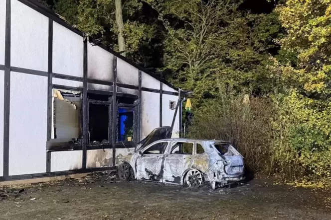 Das Feuer griff Mitte Oktober 2025 von einem brennenden Auto auf das Clubhaus des FC Bienwald über.