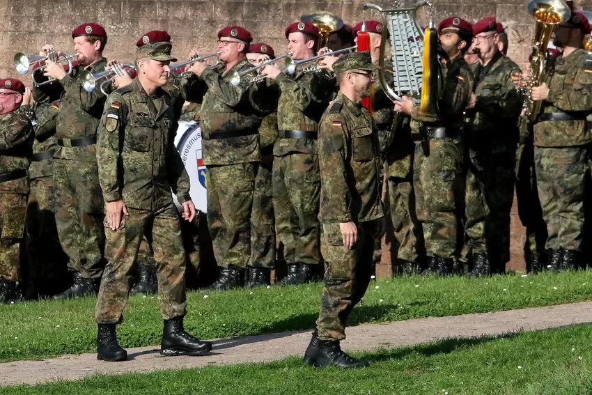 Oktober 2024: Christoph Kück (li.) übergibt Christian Zerau (vorne) das Kommando. Sein Nachfolger wird Frank Wirths.