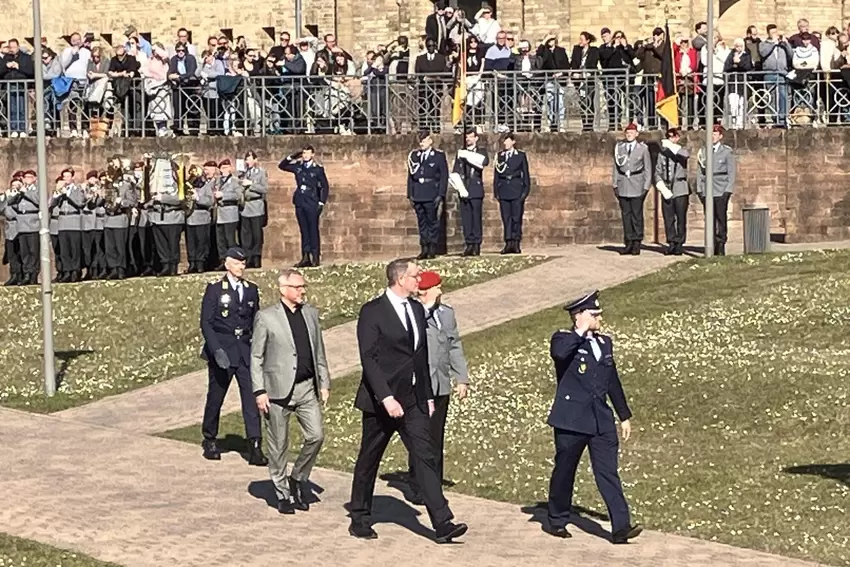 März 2025: Zerau (re.) beim Gelöbnis mit Ministerpräsident Alexander Schweitzer (Mitte) im Lamotte-Park.