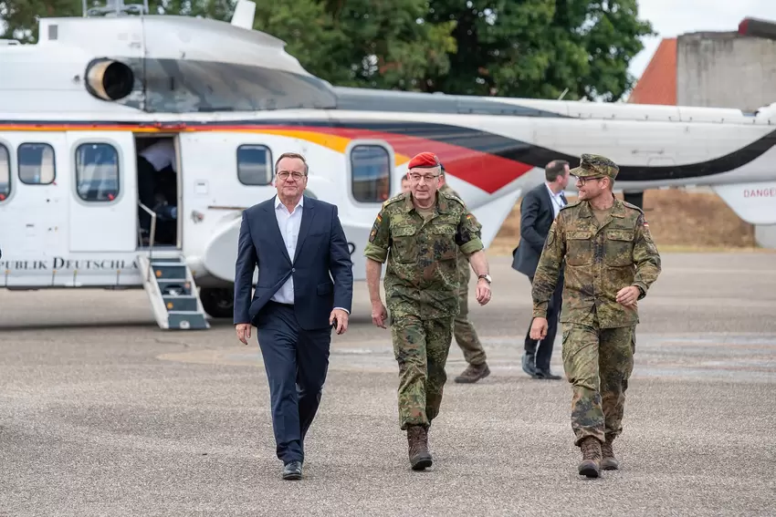 Juli 2025: Kommandeur Zerau (re.) empfängt (v.l.) Verteidigungsminister Pistorius und den Generalinspekteur der Bundeswehr, Gen