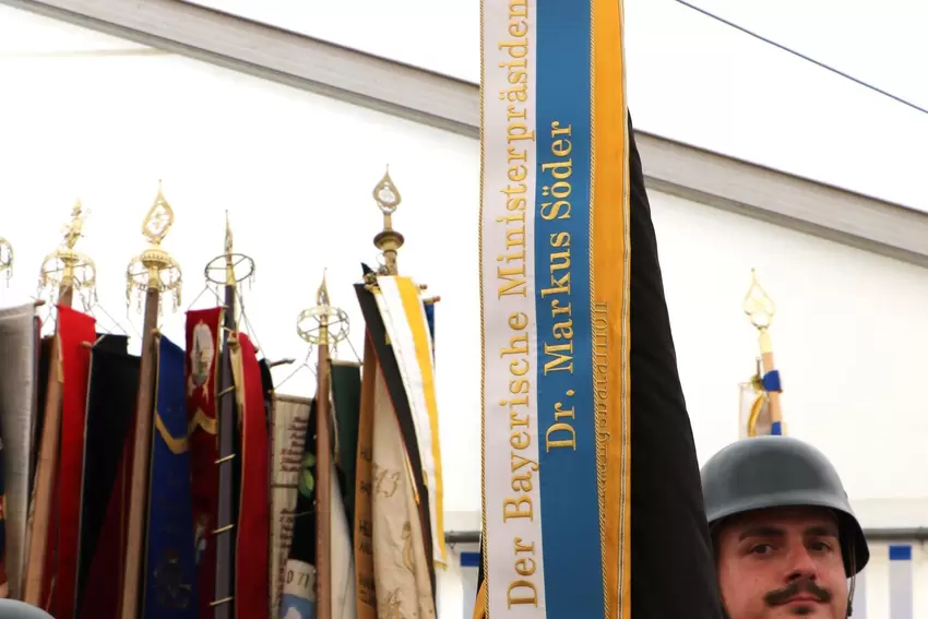Juli 2025: Die 7. Kompanie am Standort Roth erhält das Fahnenband von Bayerns Ministerpräsident Markus Söder.