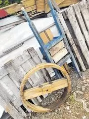 alte Traubenmühle.Mit Motor und Schwungrad.Muss aufgearbeitet werden. Gegen 1 Kasten Bier »Flens« zu verk. Raum Bad Bergzabern